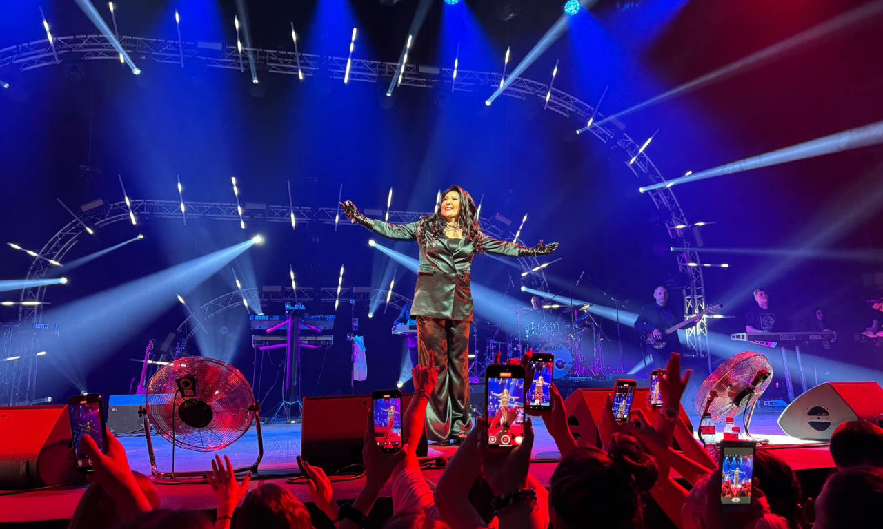 KRALJICA BALKANSKE MUZIKE Dragana Mirković u prepunoj Areni Sofija dobila Oskara za muzičku legendu svih vremena