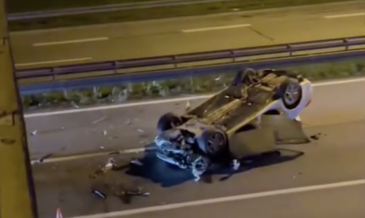 ŽENA SLETELA KOLIMA SA NADVOŽNJAKA Auto smrskan na krovu, ona preživela! Šok prizor na auto-putu ka Novom Sadu (VIDEO)