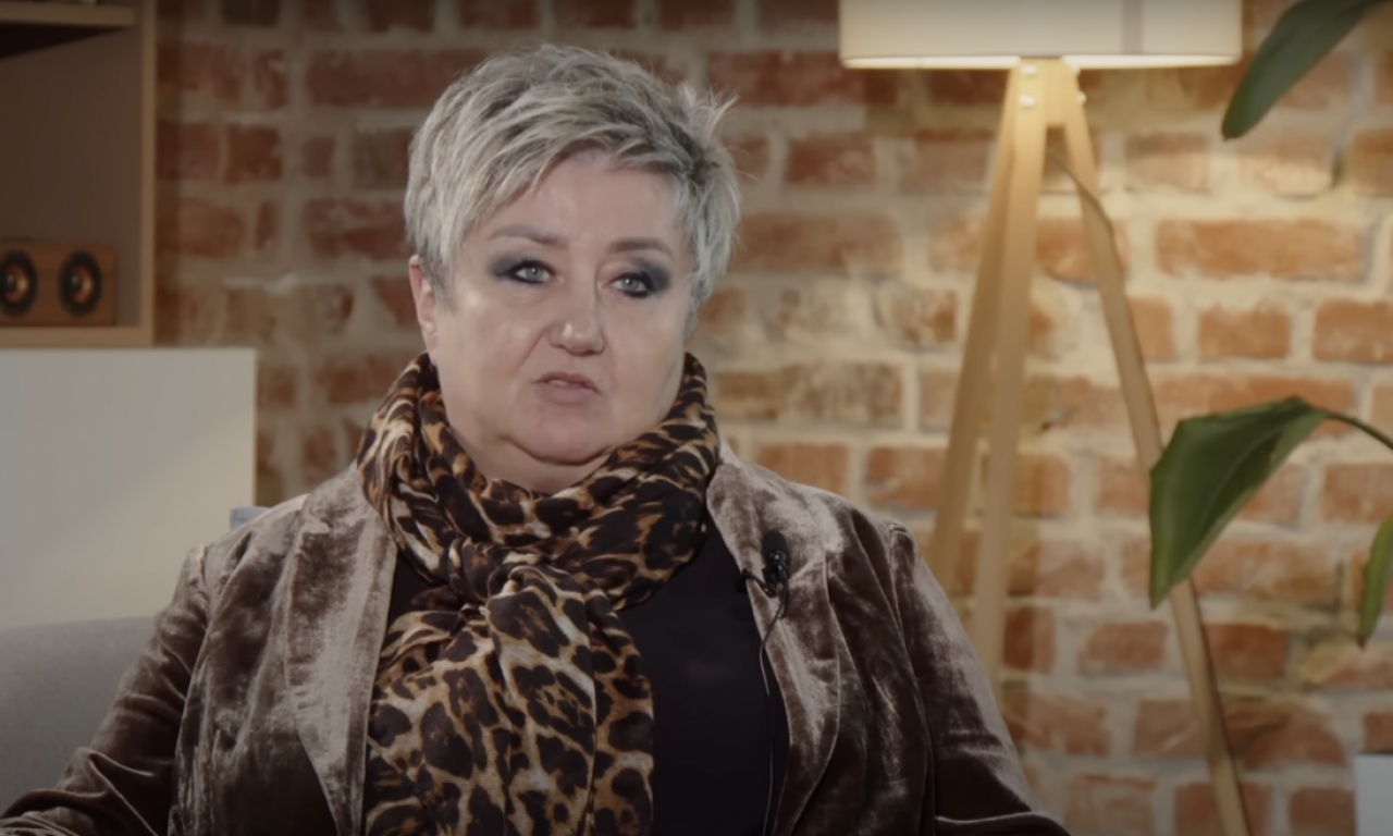 DEKANKA U NIŠU SA POSEKOTINAMA PRIMLJENA U BOLNICU Privedena žena za koju se sumnja da ju je napala tokom protesta!