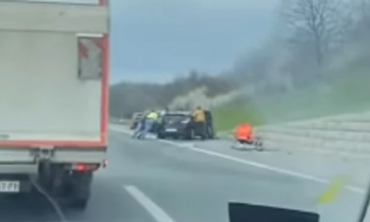 IMA POVREĐENIH U ŽESTOKOJ SAOBRAĆAJKI Delovi vozila rasuti po putu kod Begaljičkog brda (VIDEO)