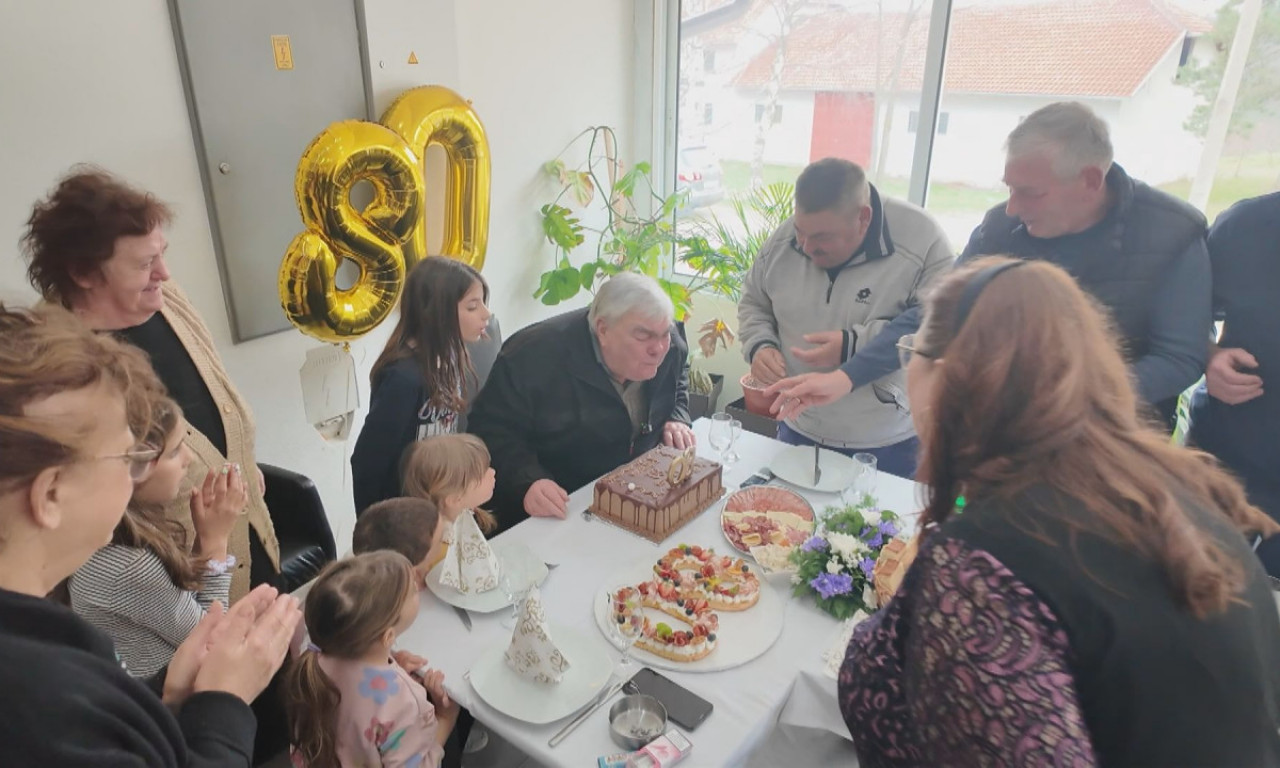 PORODIČNA PRIČA ISPISANA U RATKOVOJ KAFANI! Njen vlasnik za 80. rođendan okupio decu, unuke i praunuke (FOTO)