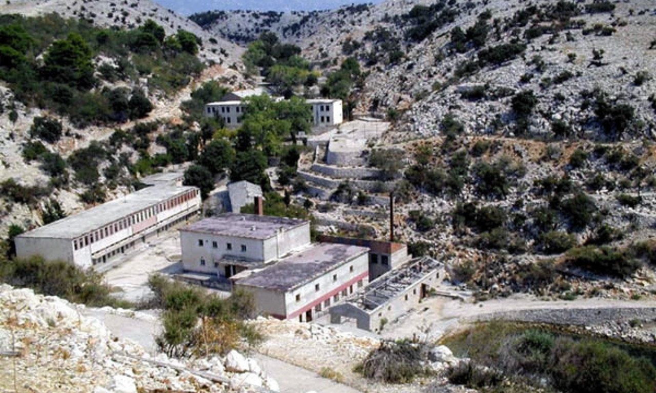 VLADIKA METODIJE U OTVORENOM PISMU MILATOVIĆU: Obeštećenje, pravda i rehabilitacija za zatvorenike sa Golog otoka