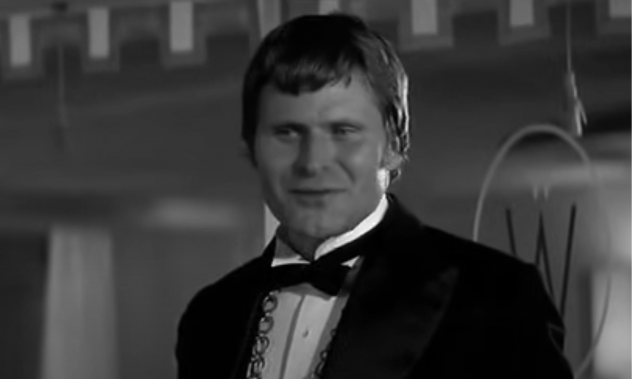 UMRO BRUS GLOVER Svet tuguje za čuvenim negativcem iz filma o Džejmsu Bondu