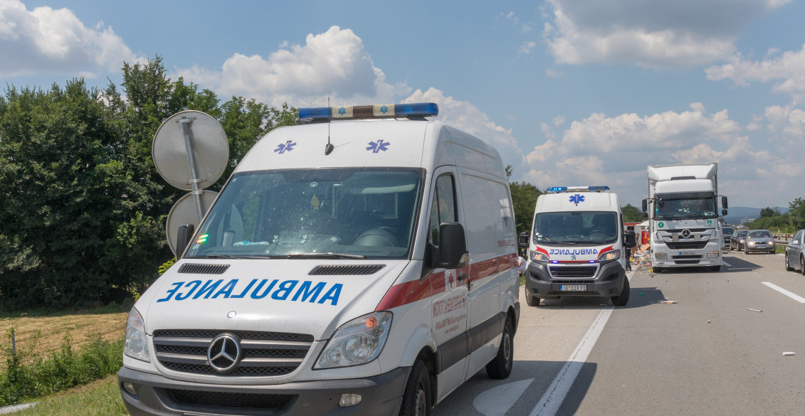 DIREKTAN SUDAR KAMIONA I AUTA, VATROGASCI U KANALU PORED PUTA! Teška nesreća kod Gornjeg Milanovca (VIDEO)