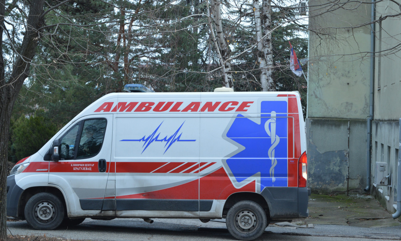 DEVOJKA ISPALA IZ AUTOBUSA, BORE JOJ SE ZA ŽIVOT! Strašna saobraćajka na Altini, ima više povređenih!