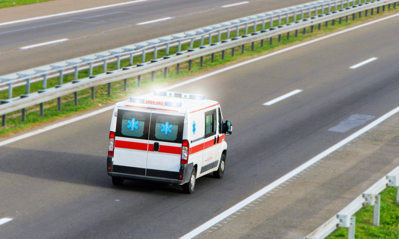 NESREĆA NA AUTO-PUTU KOD AUTOKOMERCA: Sudarili se automobil i kombi sa prikolicom, Hitna pomoć na terenu!