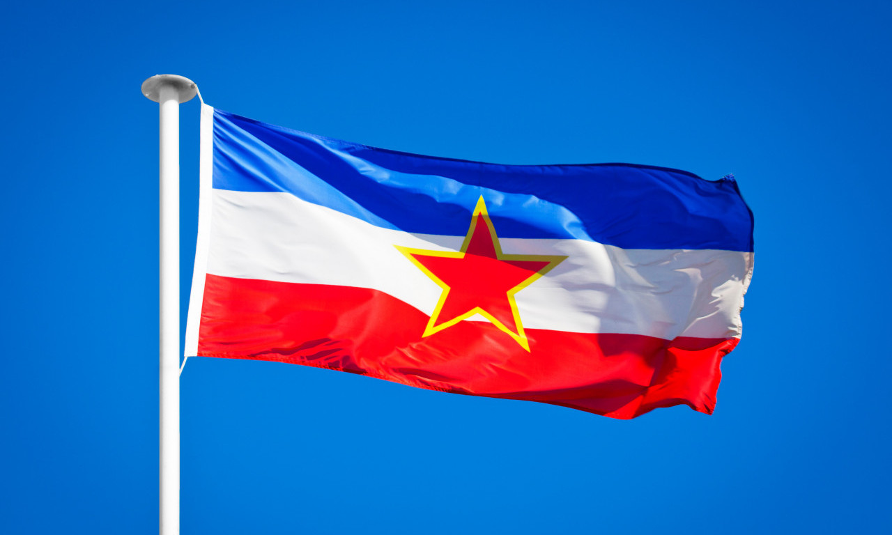 U CENTRU ITALIJANSKOG GRADA VIJORI SE JUGOSLOVENSKA ZASTAVA Evo zašto su građani pobesneli (FOTO)