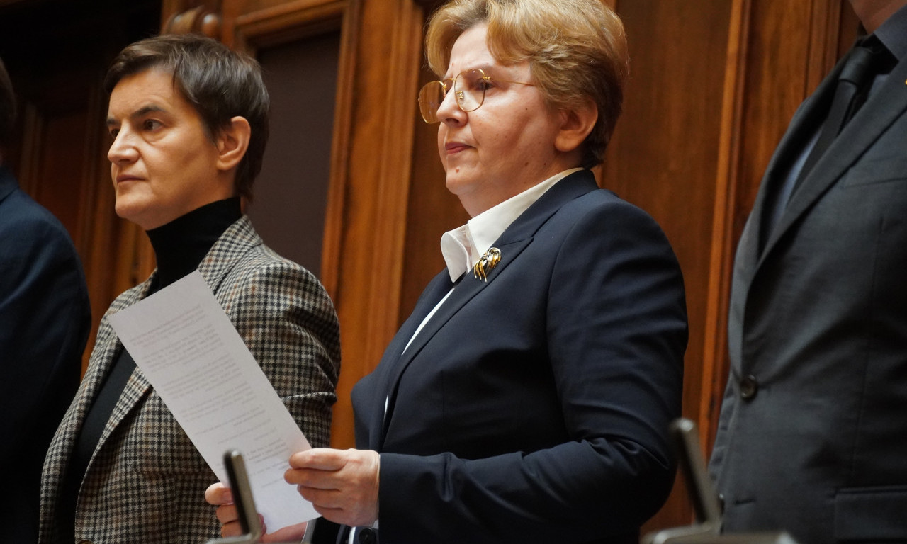 NOVOIZABRANI TUŽIOCI POLOŽILI ZAKLETVU Njih 24 stalo pred Brnabić i Dolovac, pa obećalo: "Postupaće po Ustavu i Zakonu"