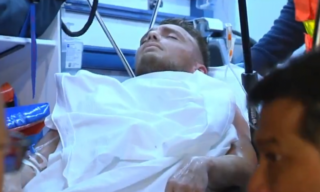 GOLMAN IZNET NA NOSILIMA SA TERENA, PA HITNO OPERISAN Stravične scene obišle svet (VIDEO)