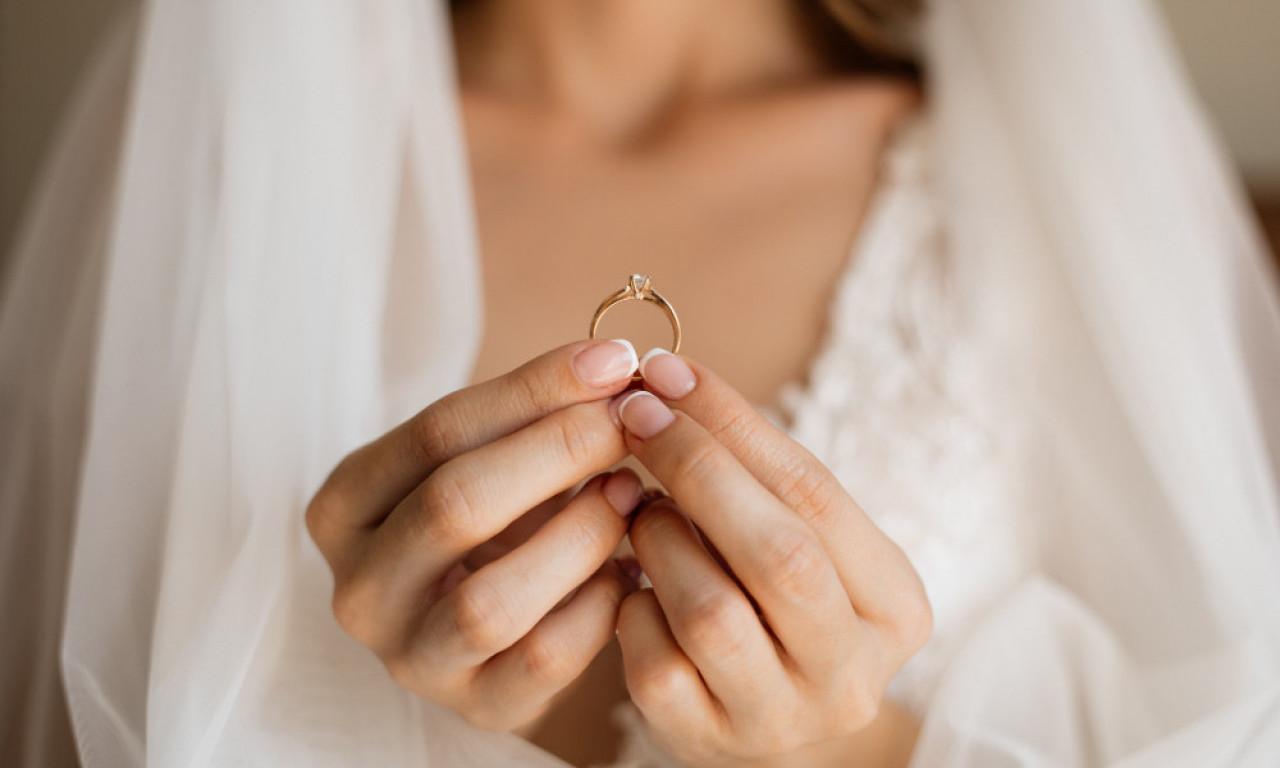 ŠTA URADITI SA PRSTENOM IZ PROŠLE LJUBAVI Čuvati, prodati ili zauvek zaboraviti?