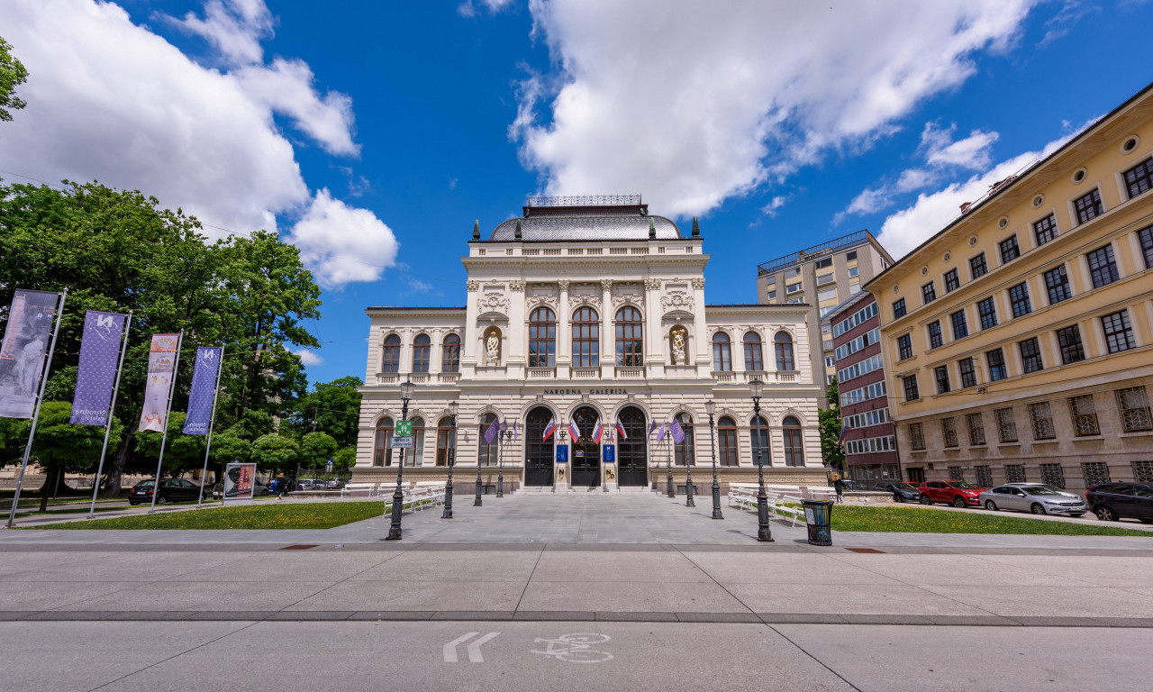 OPOZICIONAR SE POPEO NA KROV SKUPŠTINE I PRETIO DA ĆE SKOČITI: Imao i poruku za premijera! (VIDEO)