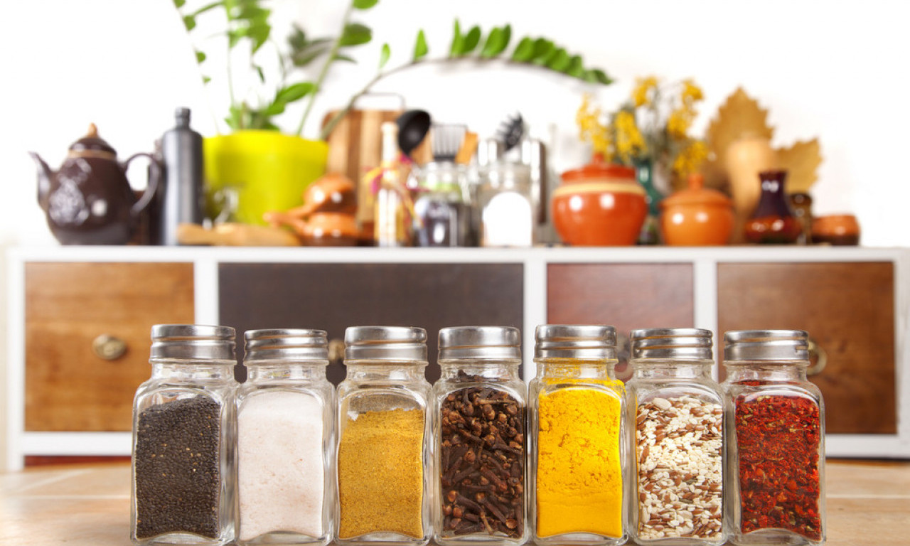 ZAČINI GUBE UKUS U STAKLU? Gde grešimo pri čuvanju i kako da im sačuvamo miris i aromu