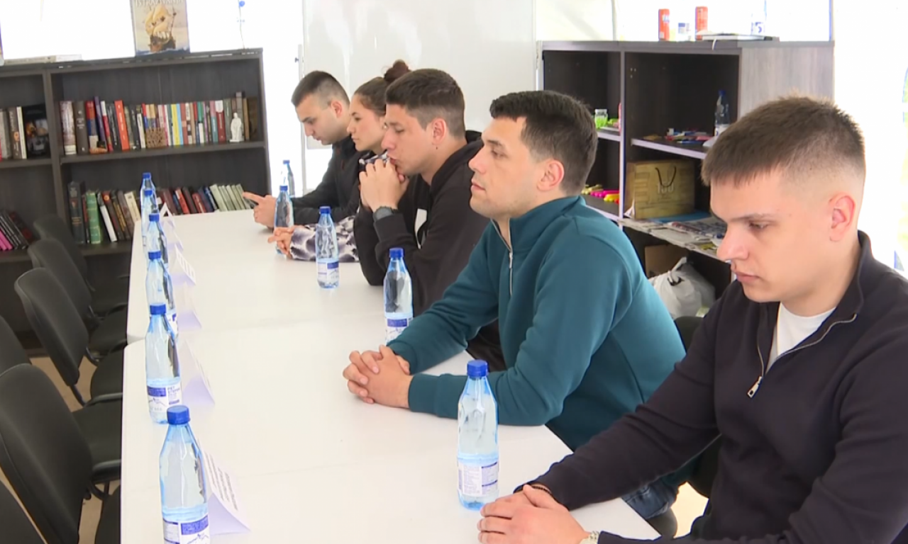 REKTOR ĐOKIĆ I DEKANI SE NI DANAS NISU ODAZVALI Studenti koji žele da uče ih čekali u Pionirskom parku (VIDEO)