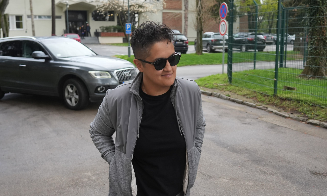 MARIJA ŠERIFOVIĆ UHVAĆENA NA NASTUPU JOVANE PAJIĆ: Da li ovim potezom potvrđuje glasine o vezi? (FOTO)