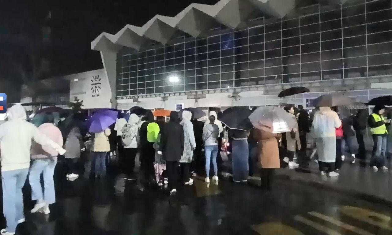PROŠLO JE PET MESECI OD TRAGEDIJE U NOVOM SADU! Studenti u blokadi organizovali šetnju (VIDEO)