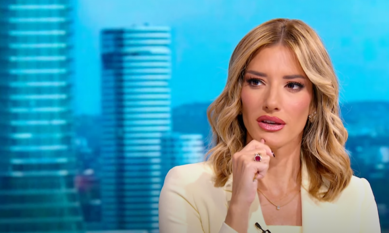 PLAVI PRAMENOVI JOVANE JOKSIMOVIĆ SU HIT PROLEĆA! Elegancija u nijansama zlata koju želimo