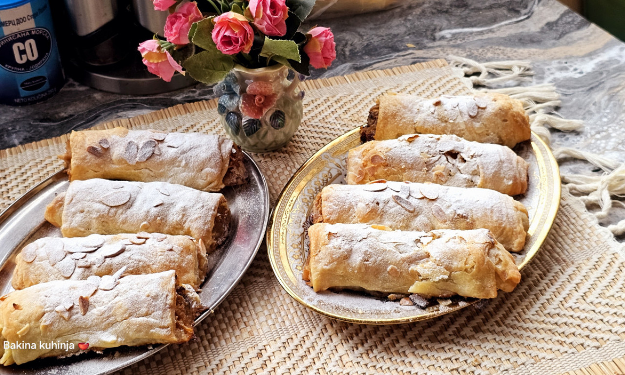 ŠUŠKAVA PITA SA JABUKAMA, BANANAMA I SUVIM GROŽĐEM Najlepša pita sa domaćim korama!