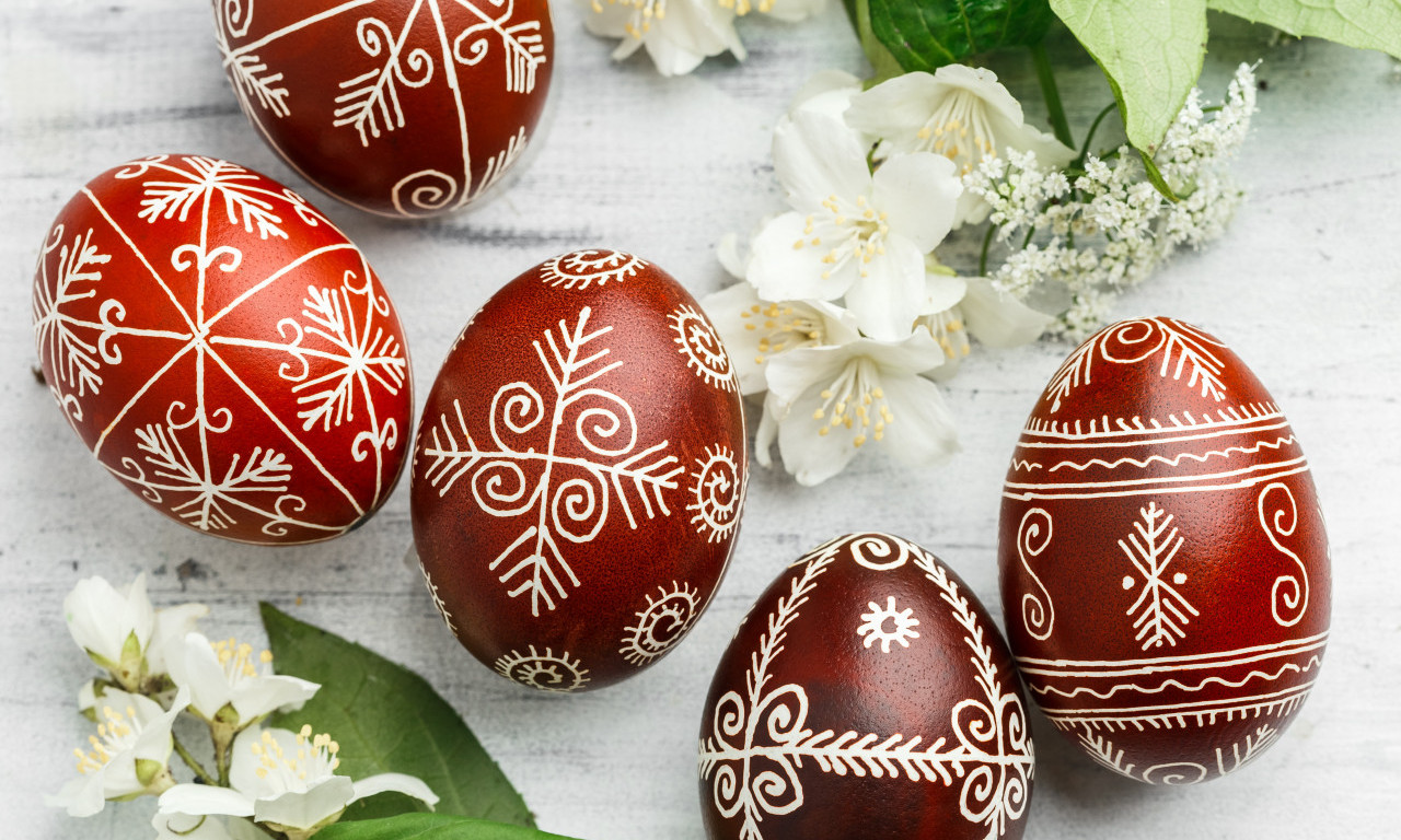 DA BI BOJE BILE KAO IZ RAZGLEDNICE Ovako se izbeljuju jaja pre farbanja