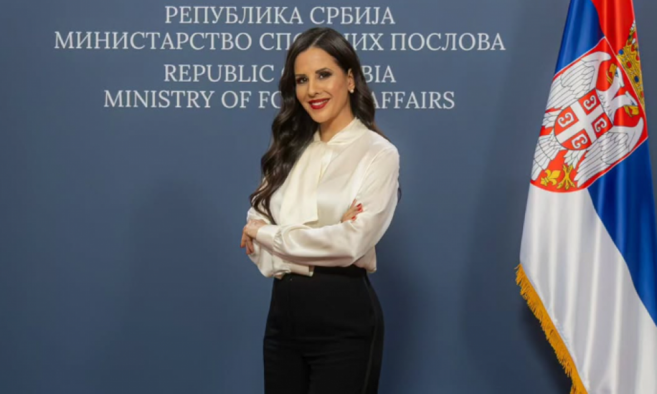 NEDELJNI RUČAK PRVE DAME SRBIJE Tamara Vučić secka piletinu i renda tikvicu, pokazala ceo recept (VIDEO)