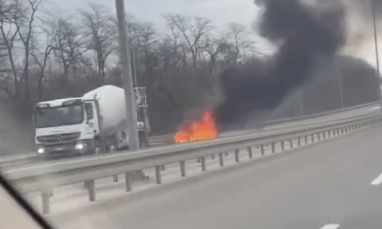 GORI AUTOMOBIL KOD PUPINOVOG MOSTA Oprez, velika buktinja nasred puta! Kola prolaze kroz oblak dima (VIDEO)