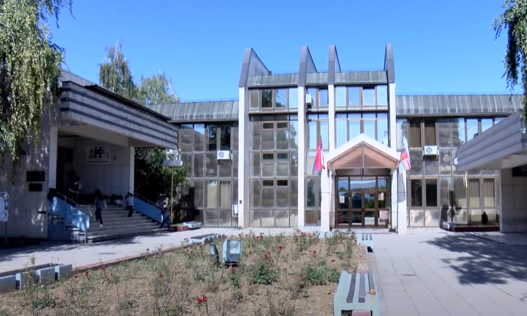 VELIKI DEO UNIVERZITETA SE VRAĆA NA NASTAVU - A STUDENTI NE DAJU Blokirali zgradu u Kragujevcu, evo šta se dešava