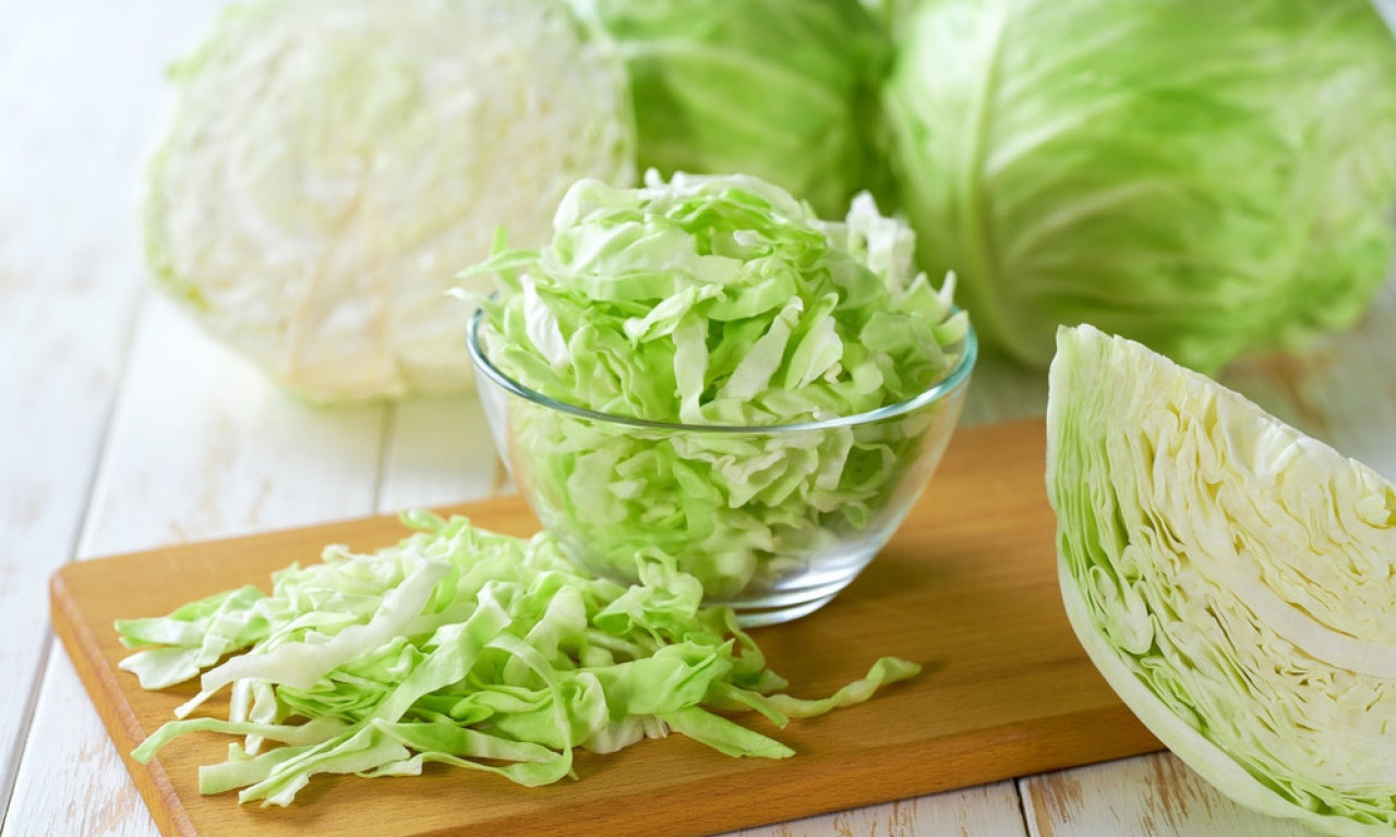 TRIK ZA NAJBOLJU KUPUS SALATU Jedna kašičica ovoga pravi čudo!