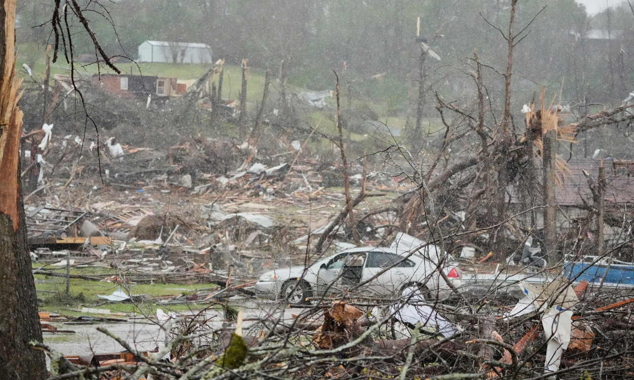 DRAMATIČNE SLIKE IZ SAD! Raste broj poginulih u razornoj oluji, među njima je i vatrogasac (FOTO)