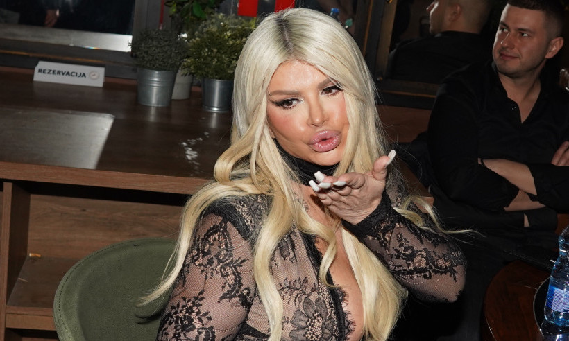 DARA BUBAMARA PROSLAVILA ROĐENDAN Dekolte do pupka, vino u ruci i torta s vatrometom! (FOTO)