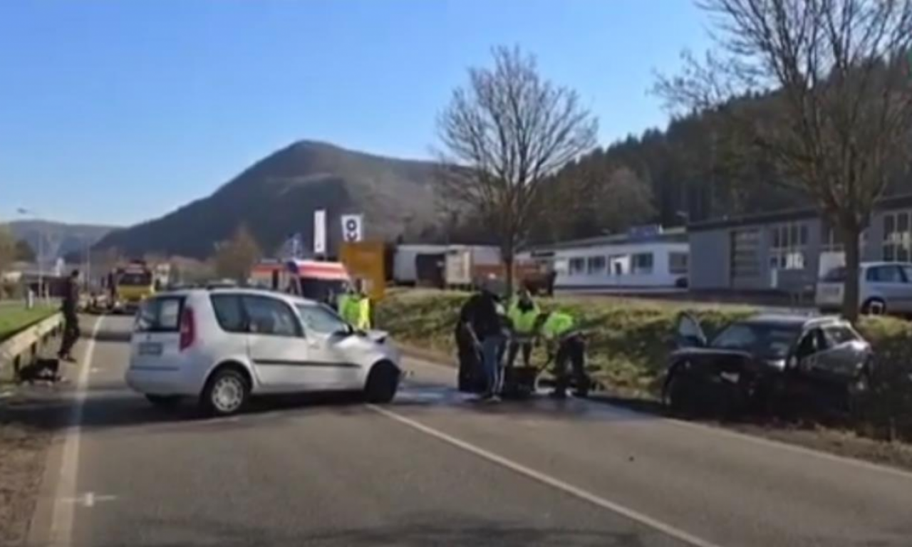 NOVOPAZARAC POGINUO, ROĐAK U TEŠKOM STANJU: Stravičan sudar u Nemačkoj, vozila skoro uništena (FOTO)