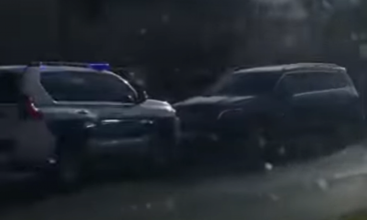 VOZAČ BEJZBOL PALICOM TUKAO SAOBRAĆAJCE U VETERNIKU: Sumnja se da je reč o poznatom advokatu! (VIDEO)