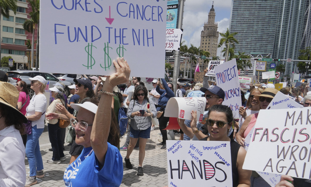 OKO 1.200 DEMONSTRACIJA PROTIV TRAMPA I MASKA ŠIROM SAD Evo zbog čega negoduju i na šta imaju zamerke (FOTO)