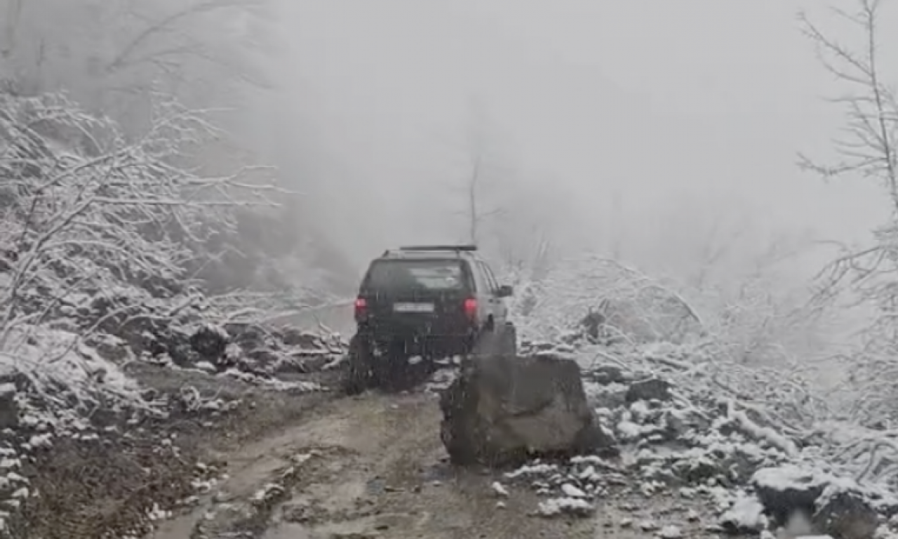 ODRON ZATRPAO PUT U SRBIJI Scene kod Prijepolja kao iz filma! Kiša i sneg prave kolaps, nižu se upozorenja (VIDEO)