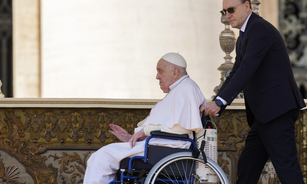 PAPA FRANJA SE IZNENADA POJAVIO U JAVNOSTI! Detalj na njegovom licu budi jezu (FOTO)