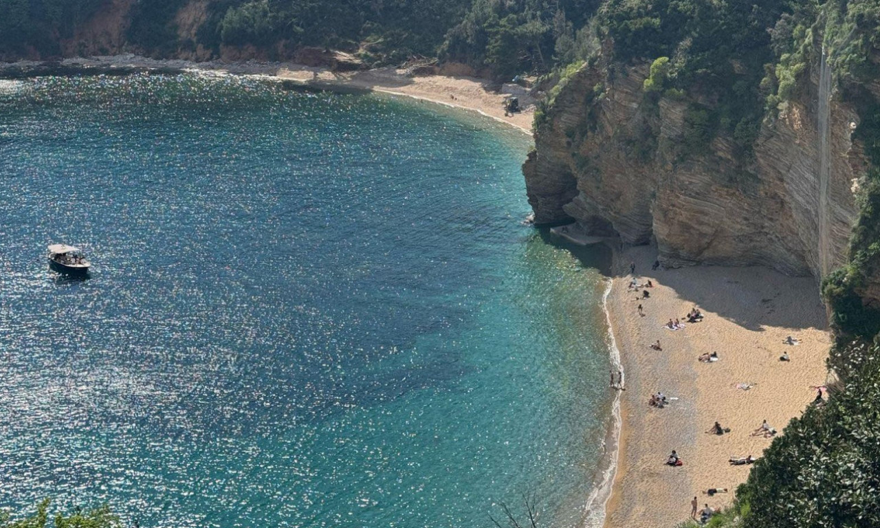 JUČE PLAŽE PUNE, DANAS PAO SNEG Šok iznad Budve u aprilu (FOTO)
