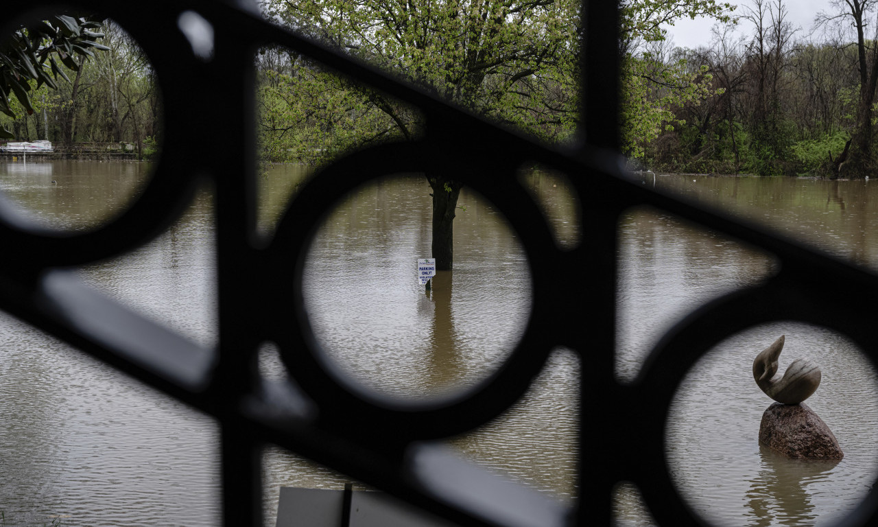 LJUDI SE PENJU NA KROVOVE DA SE SPASU Apokaliptične scene posle poplava obišle svet - ovo nije normalno! (FOTO)