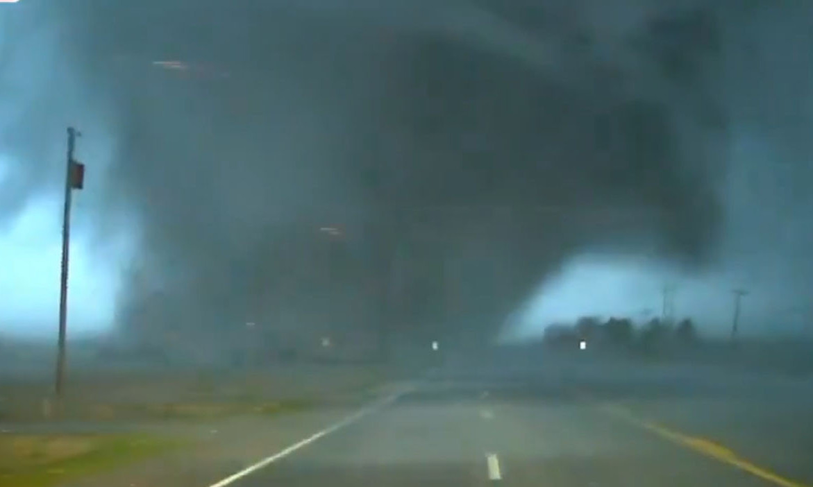 KAO DA JE APOKALIPSA Nevreme i tornada razorili SAD, broje se mrtvi (FOTO/VIDEO)