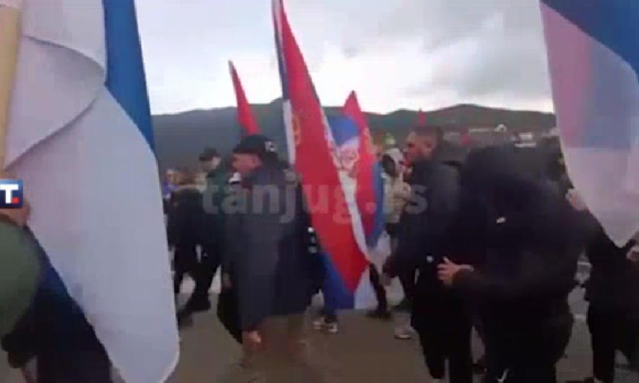SRBI KOJI PEŠAČE SA KIM STIGLI U BILJANOVAC Pogledajte veličanstven doček - trobojke se vijore na sve strane! (VIDEO)