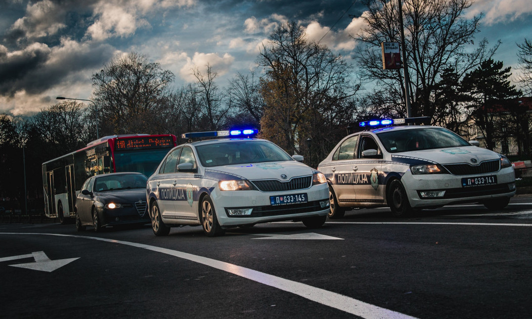OTPAO DEO FASADE SA ZGRADE U BLIZINI GLAVNOG ŠETALIŠTA: Drama u centru Kragujevca! (FOTO)