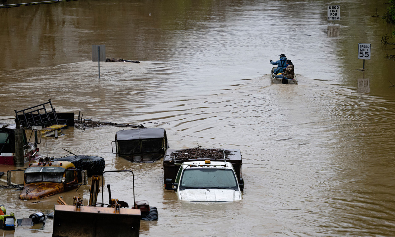STRAŠNE POPLAVE ODNELE 62 ŽIVOTA! Selo zbrisano sa lica zemlje za nekoliko sati (VIDEO)