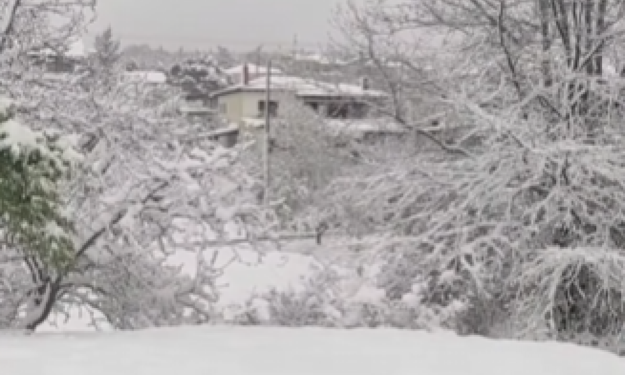 PAO SNEG U JULU Pogledajte gde se zabelelo! (FOTO)