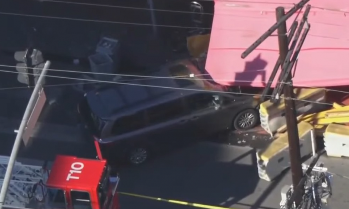 KOMBIJEM ULETEO MEĐU PEŠAKE NA PIJACI Među povređenima i deca! Uznemirujuće scene iz Los Anđelesa (VIDEO)