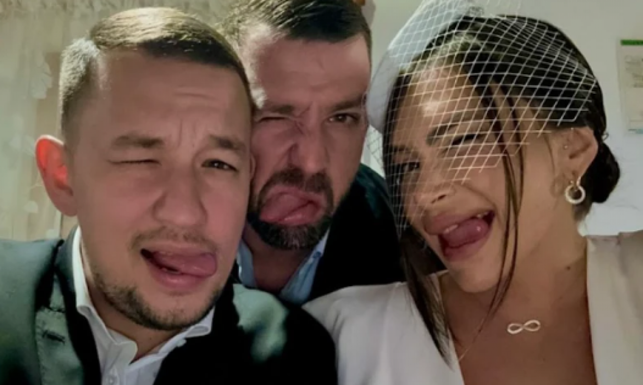 OŽENIO SE UROŠ ŽIVKOVIĆ U TAJNOSTI Trudna mlada u uskoj beloj venčanici, evo koju pesmu joj je zapevao