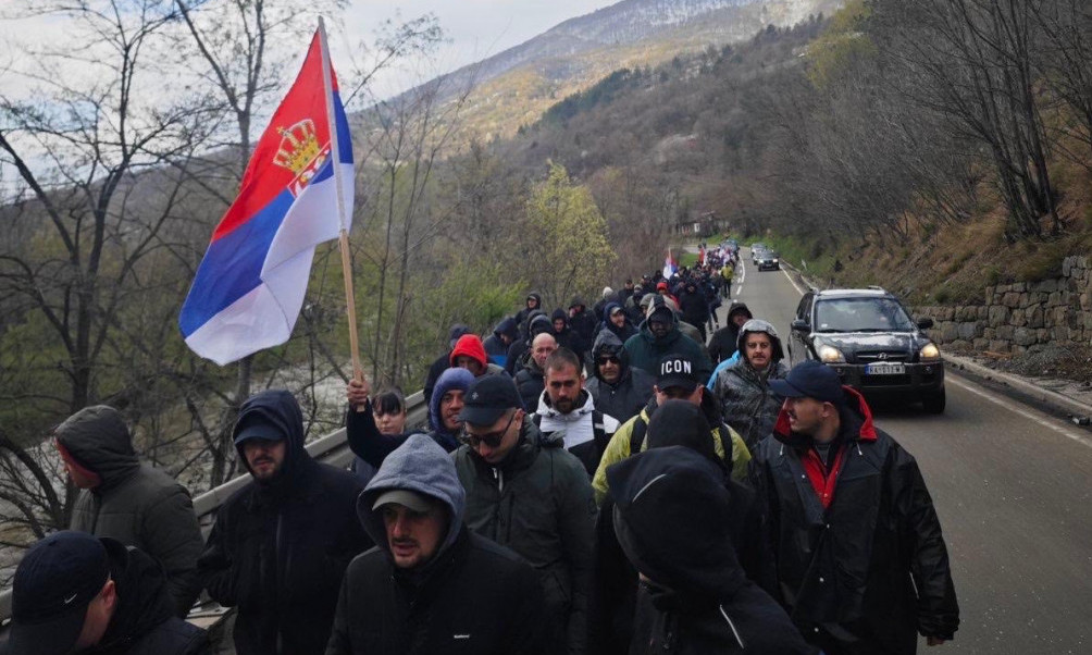 SRBI SA KiM NA KORAK DO KRALJEVA Viore se trobojke, ni mećava ih ne zaustavlja! Na ovo niko nije ravnodušan (VIDEO)