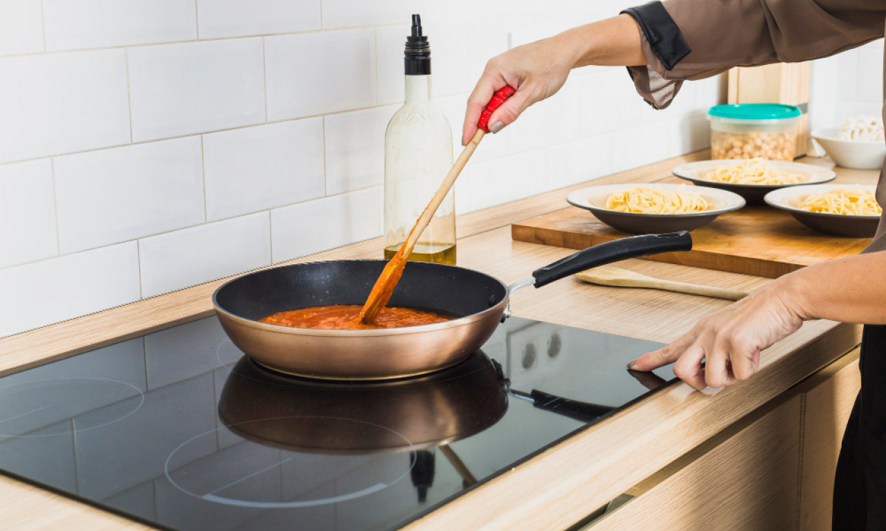 NE UNIŠTAVAJTE JE RIBANJEM Evo kako se pravilno čisti indukciona ploča