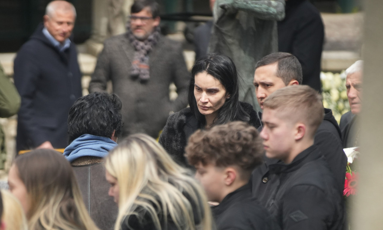 SUZE UDOVICE ŽELJKA RUTOVIĆA Mirjana skrhana bolom ne može da sakrije bol! Najtužnije slike sa Novog groblja  (FOTO)