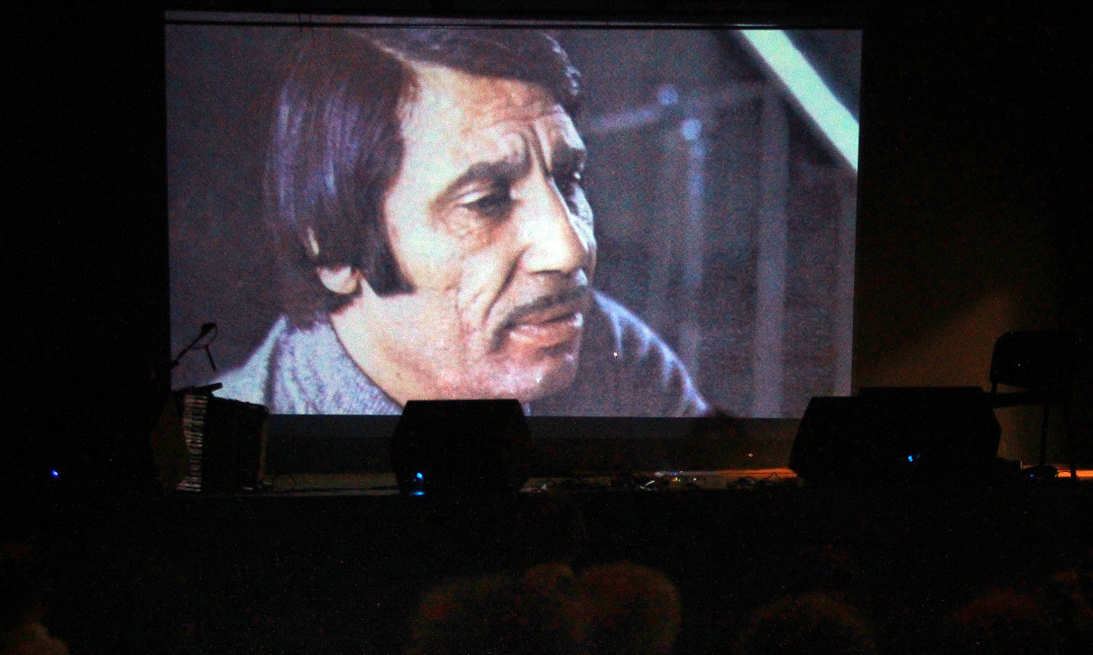 DANAS JE DAN ROMA. JEDAN OD NJIH JE MUZIKOM PROSLAVIO SRBIJU U SVETU Znate li kome je posvetio hit „Bele ruže“? (VIDEO)