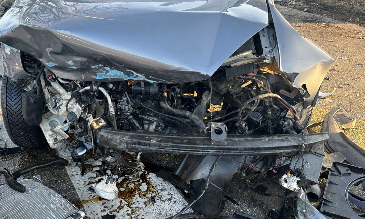 SAOBRAĆAJNA NEZGODA NA NAPLATNOJ STANICI KOD VRČINA Automobil "slupan" sa prednje strane (FOTO)