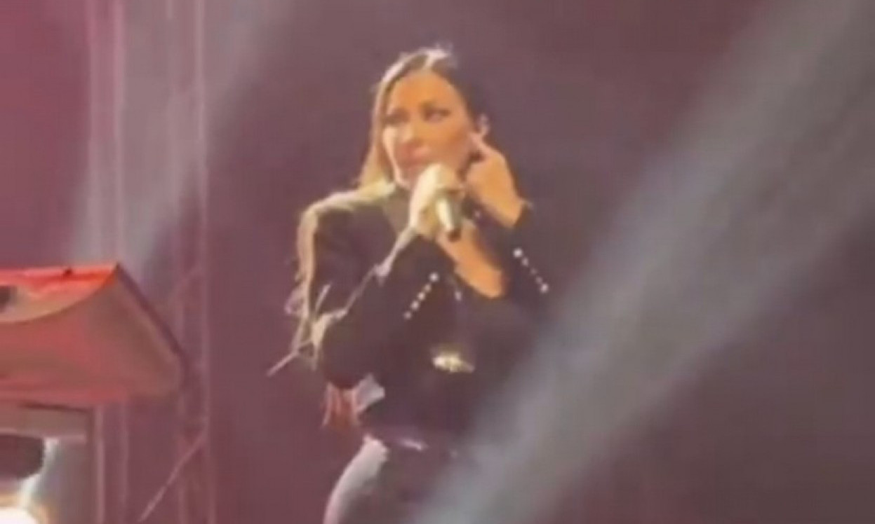 "JEDNO GEPEKOVANJE U NAJAVI" Pogledajte kako je klavijaturista iznervirao Cecu usred nastupa (VIDEO)