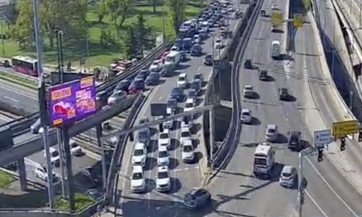 ZAOBIĐITE AUTOKOMANDU - CRVENI SE Reke vozila jedva da mile! Evo gde su najveće gužve (FOTO)