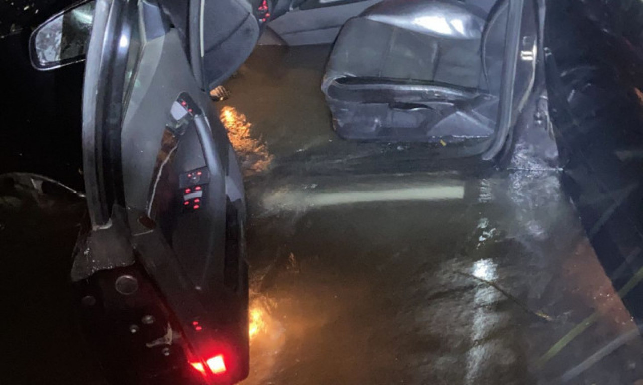 AUTOMOBIL SA ŽENAMA I MALOM DECOM SLETEO U KANAL Užas kod Sjenice (FOTO)